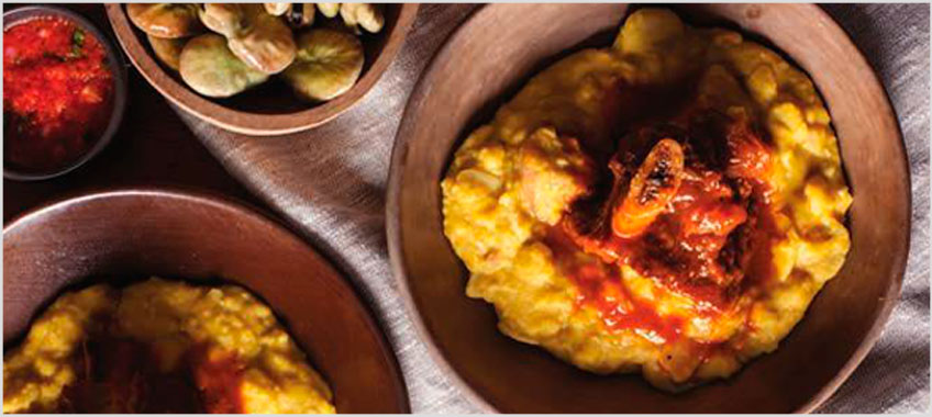 Picante de Habas con Asado de Tira